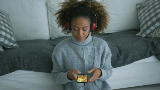 Mujer contenta escuchando música en casa — Vídeo de stock