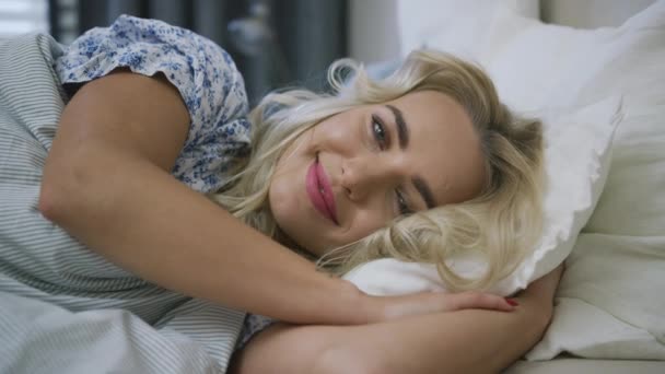 Όμορφη γυναίκα ξαπλωμένη στο κρεβάτι πρωί — Αρχείο Βίντεο
