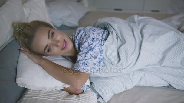 Hermosa mujer durmiendo en la cama — Vídeos de Stock