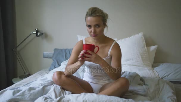 Vrouw in ondergoed drinken op bed — Stockvideo