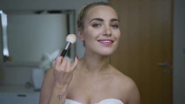 魅力的な女性が毎日化粧を適用します。 — ストック動画