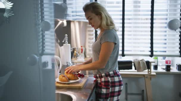 Szép nő, előkészítése croissant reggelire — Stock videók