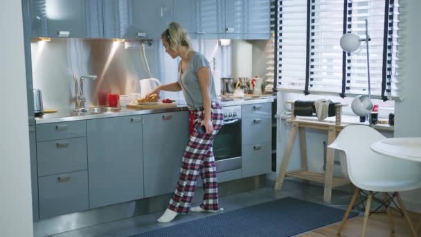 Hermosa mujer bailando en la cocina — Vídeos de Stock