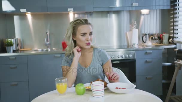 Mulher bebendo suco de laranja no café da manhã — Vídeo de Stock