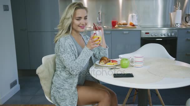 Усміхнена жінка насолоджується сніданком — стокове відео