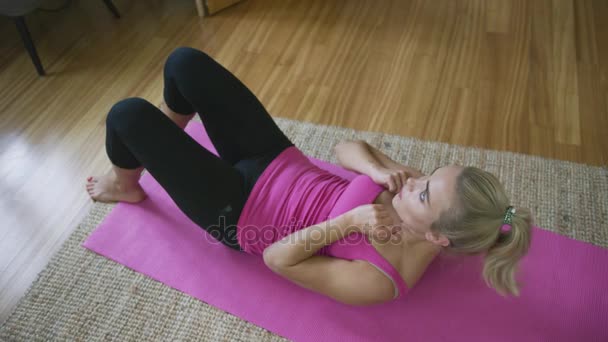 Ung kvinna gör buken crunches — Stockvideo