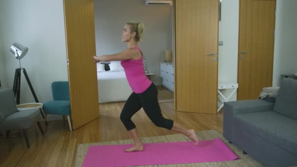 Mujer realizando embestidas en casa — Vídeos de Stock