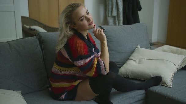 Fröhliche Frau auf Sofa sitzend — Stockvideo