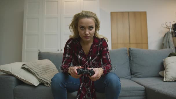 Ernstige vrouw afspelen van video game — Stockvideo