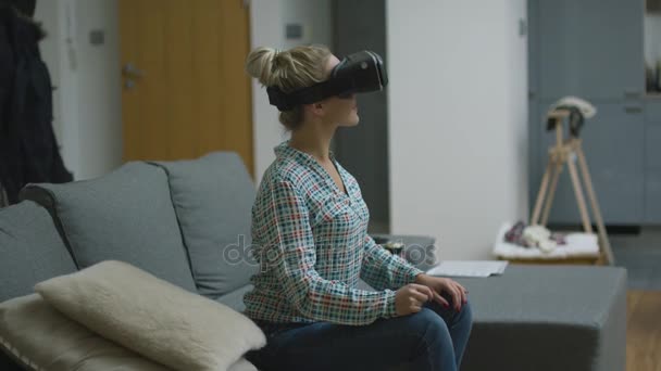 Femme incroyable dans le casque VR — Video