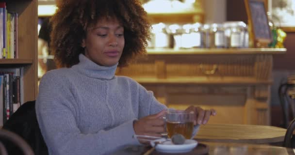 Mujer descansando con té en la cafetería — Vídeo de stock