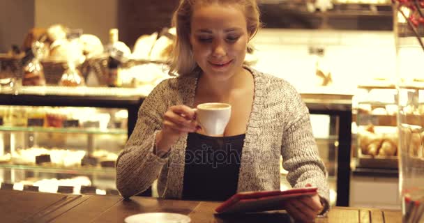 愉快的妇女与咖啡和片剂 — 图库视频影像
