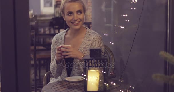 Мечтательная женщина пьет кофе — стоковое видео
