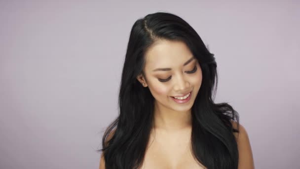 Приваблива усміхнена брюнетка жінка — стокове відео
