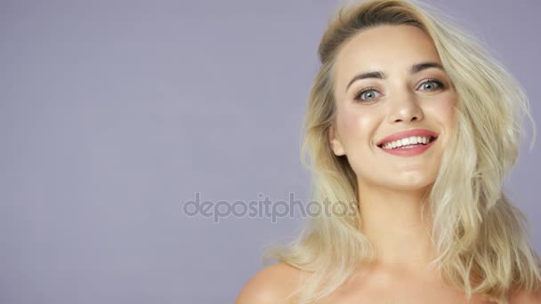 Rubia mujer joven positiva — Vídeos de Stock