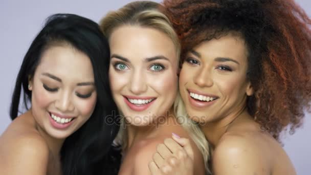 Affascinanti donne sorridenti in studio — Video Stock