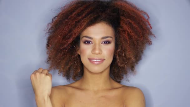 Досить етнічна жінка торкається волосся — стокове відео