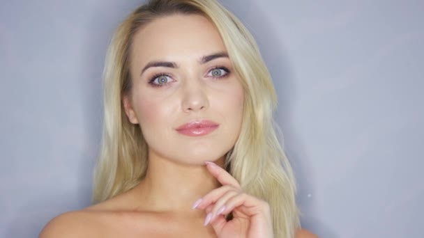 Usměvavá blondýna model ve studiu — Stock video