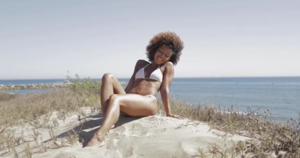 Молодая улыбающаяся модель на пляже — стоковое видео