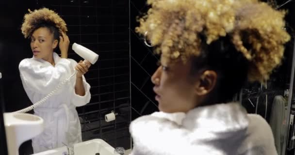 Jolie modèle sèche-cheveux dans la salle de bain — Video