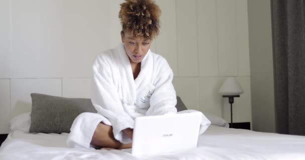 Encantadora mujer en la cama con portátil — Vídeo de stock