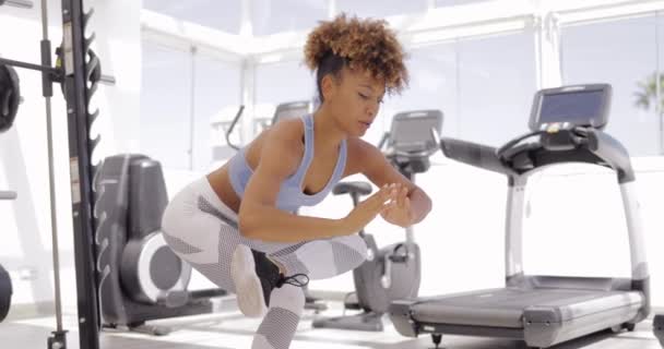 Yoga konumda sportif kız — Stok video
