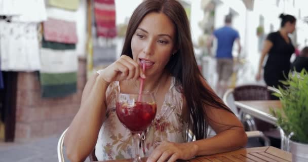 Содержательная женщина, наслаждающаяся напитками в кафе — стоковое видео