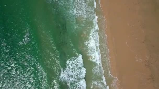 Vue du dessus des vagues laver le sable — Video