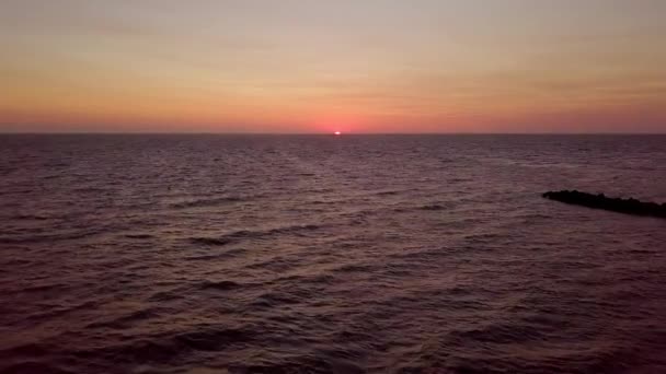 Landschap van de zon stijgt boven de Oceaan — Stockvideo