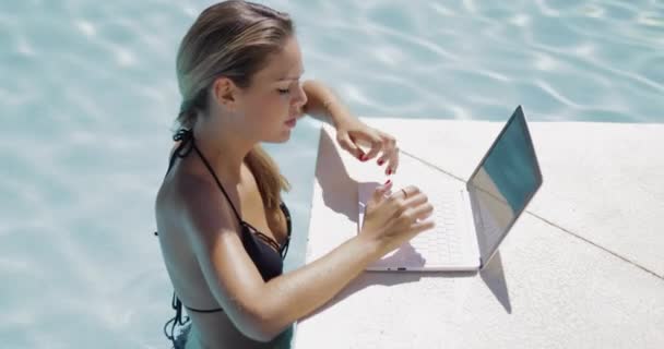 Menina relaxante na piscina e usando laptop — Vídeo de Stock