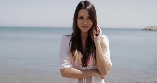 迷人的女孩，轻松上海滩 — 图库视频影像