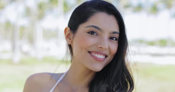 Fiatal mosolygós modell közelről — Stock videók