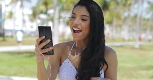 Mujer riendo hablando en línea en el parque — Vídeo de stock