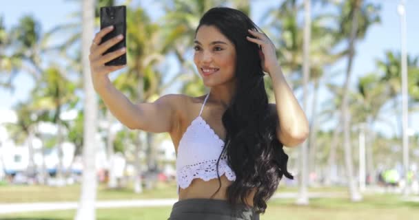 Morena na moda tomando selfie na luz do sol — Vídeo de Stock