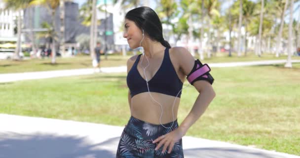 Mujer deportiva de contenido haciendo ejercicio en el parque — Vídeos de Stock