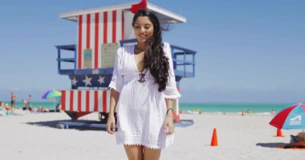 Mulher étnica alegre rindo na praia — Vídeo de Stock