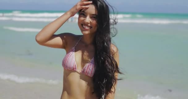 Innehållsmodellen i bikini står på stranden — Stockvideo