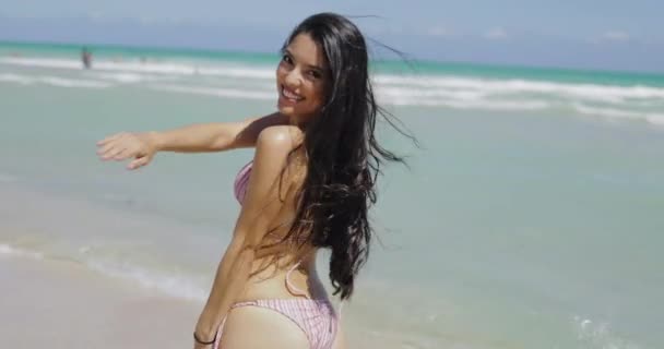 Affascinante giovane donna che gioca sulla spiaggia — Video Stock