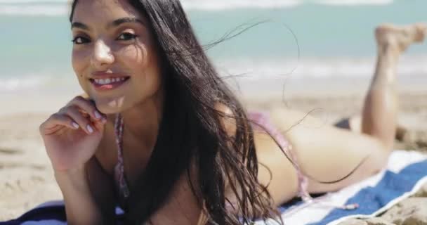 Contenuto donna in bikini sdraiata sulla sabbia — Video Stock