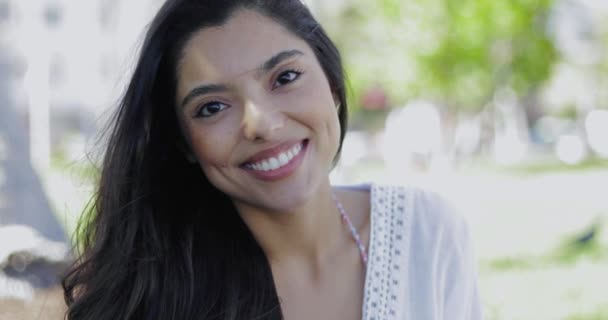 Mujer bonita sonriente con el pelo negro — Vídeos de Stock