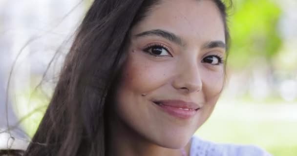 Kedves mosolygós modell részlete — Stock videók