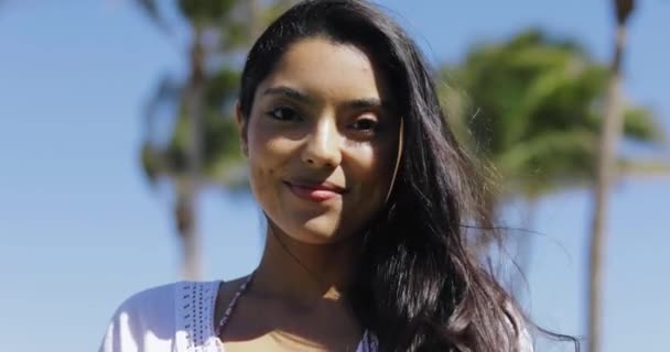 Menina bonita encantadora na luz do sol tropical — Vídeo de Stock