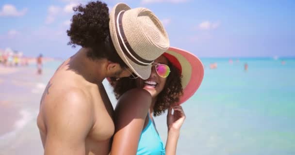 Feliz risueño pareja romántica en la playa — Vídeos de Stock