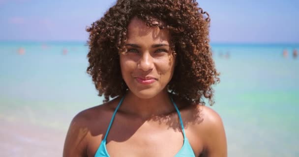 Femme ethnique souriante debout sur la plage — Video