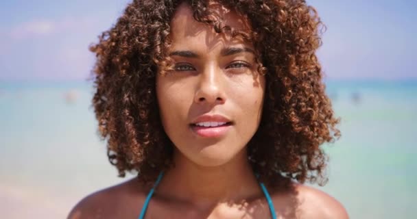 Etnische vrouw lachen op de Oceaan — Stockvideo