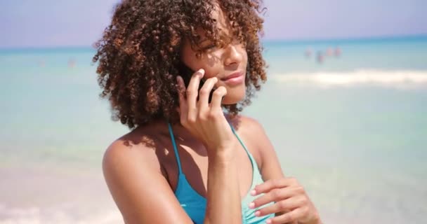 Mujer sonriente hablando de teléfono en la playa — Vídeo de stock