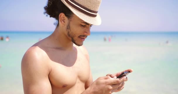 Sorrindo homem usando smartphone na costa — Vídeo de Stock