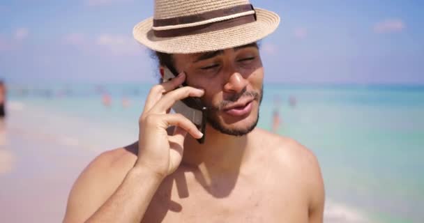 Fröhlicher Mann mit Smartphone — Stockvideo