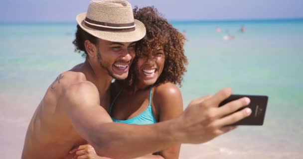 Alegre feliz pareja selfies en playa — Vídeo de stock