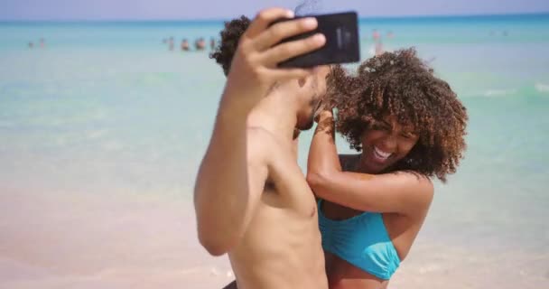 Casal se divertindo e tirando selfie — Vídeo de Stock